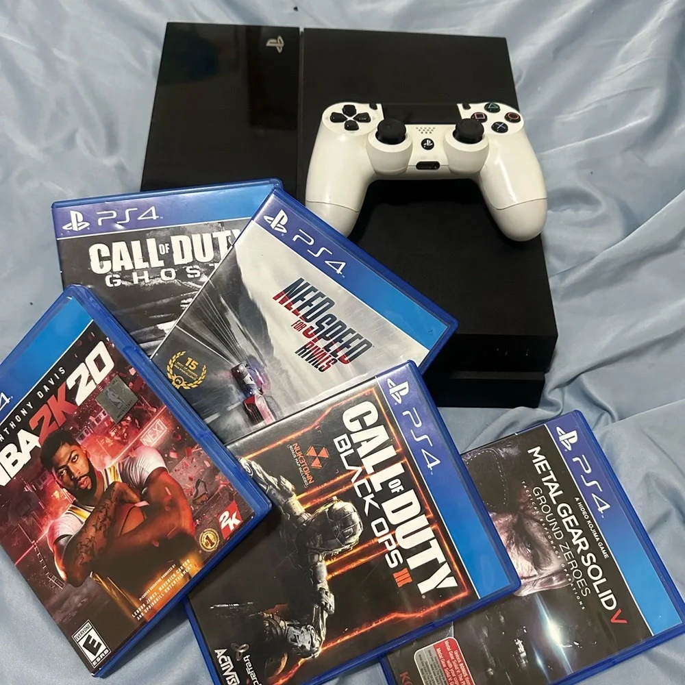 play station 4 ( comes with everything in photo)